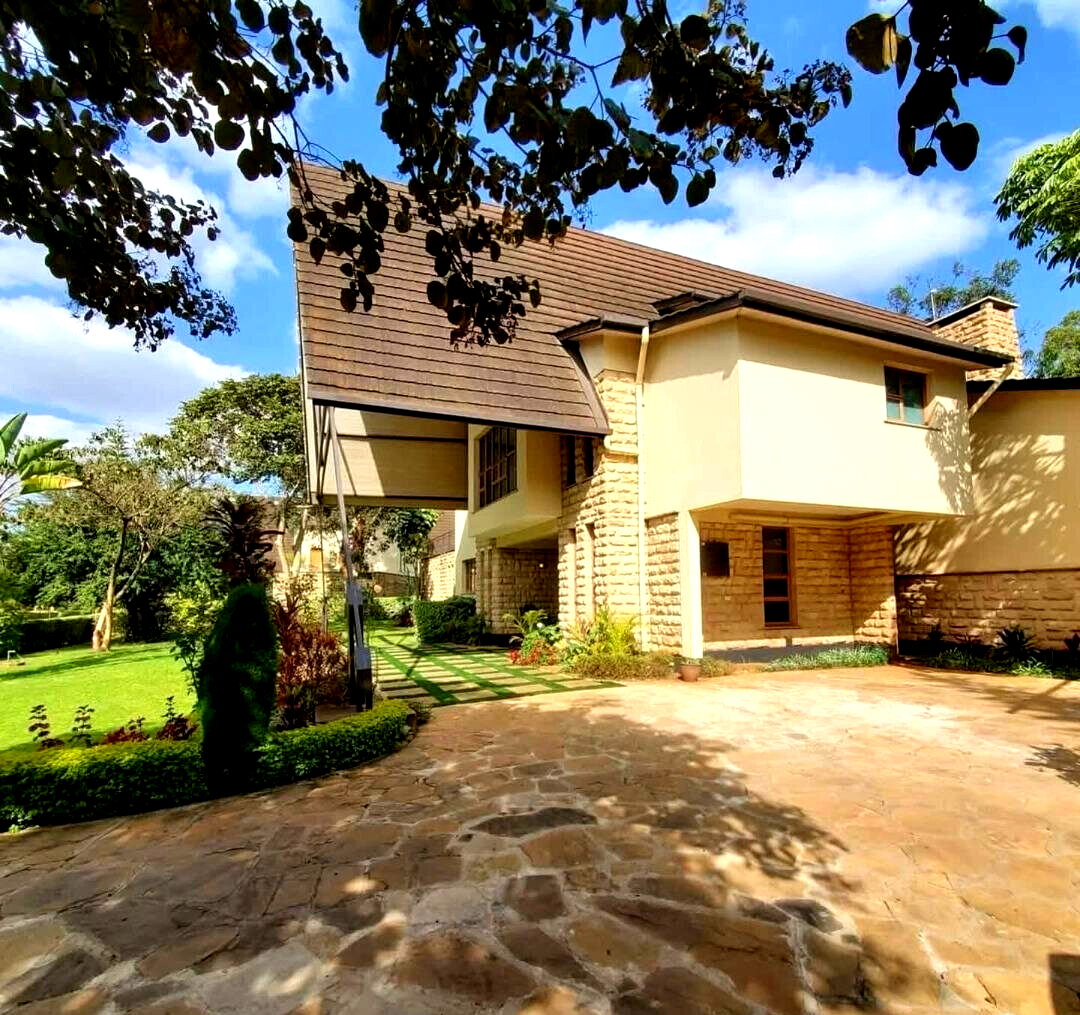 5-Ensuite Townhouse with Lake & Pool on ½-Acre – Karen