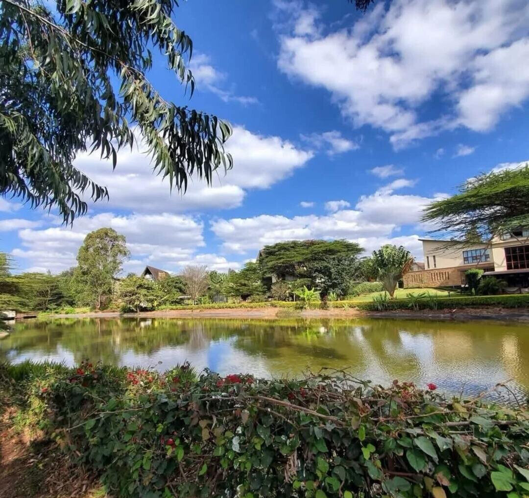 5-Ensuite Townhouse with Lake & Pool on ½-Acre – Karen
