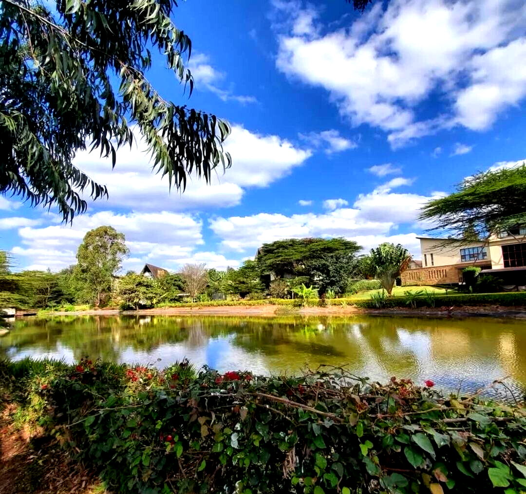 5-Ensuite Townhouse with Lake & Pool on ½-Acre – Karen