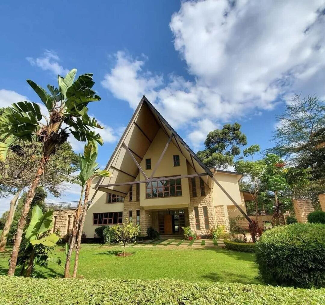 5-Ensuite Townhouse with Lake & Pool on ½-Acre – Karen