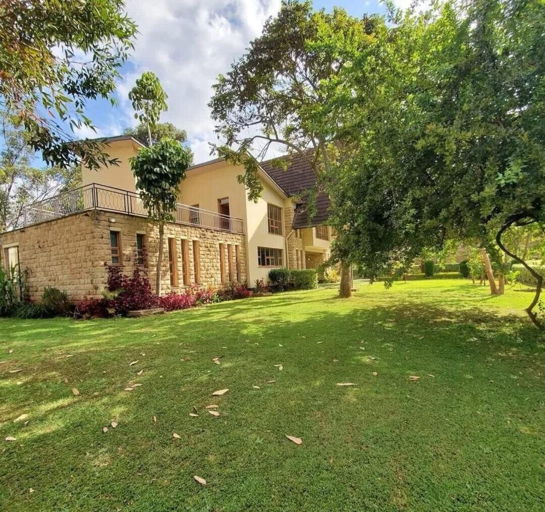 5-Ensuite Townhouse with Lake & Pool on ½-Acre – Karen