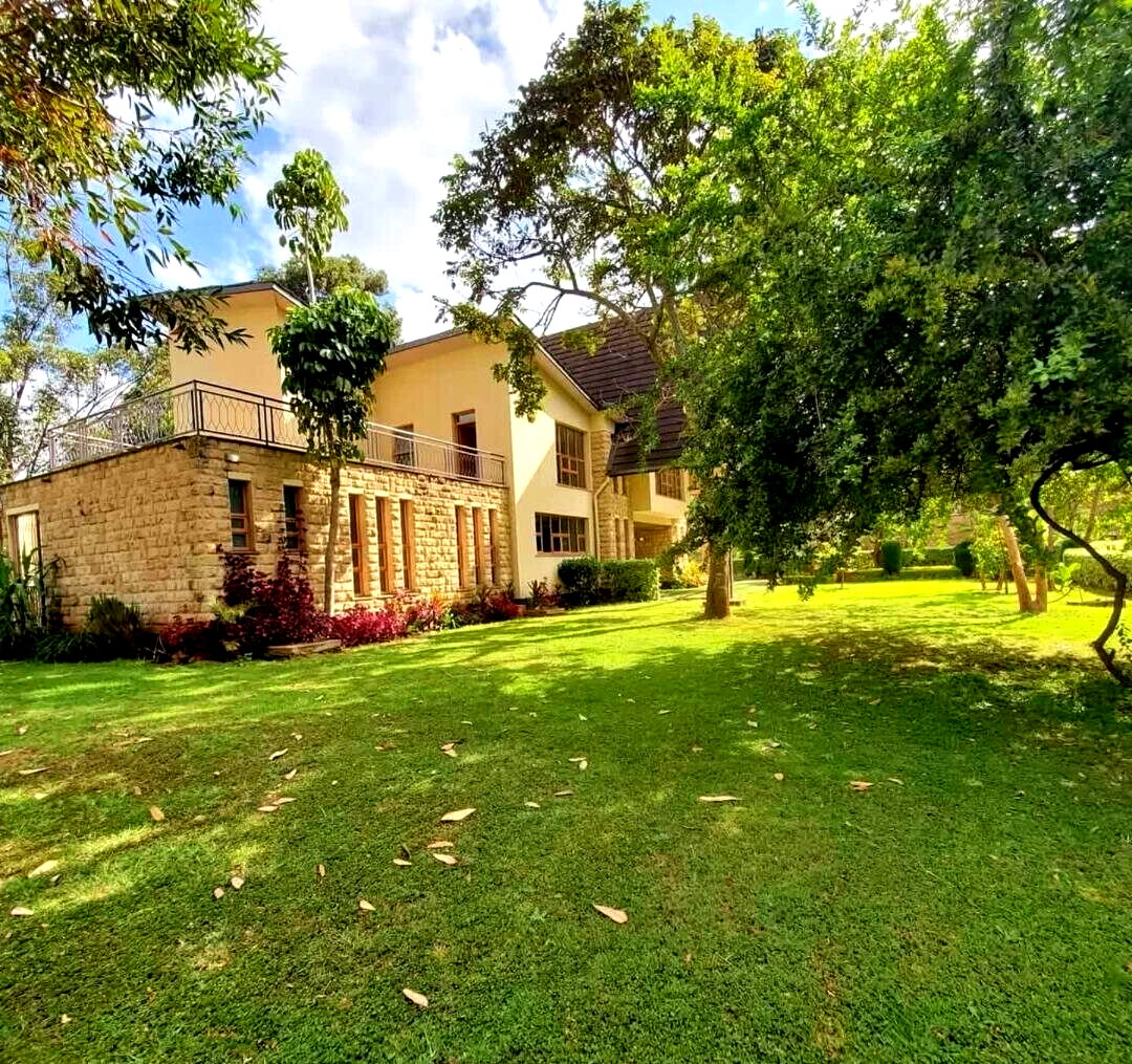 5-Ensuite Townhouse with Lake & Pool on ½-Acre – Karen