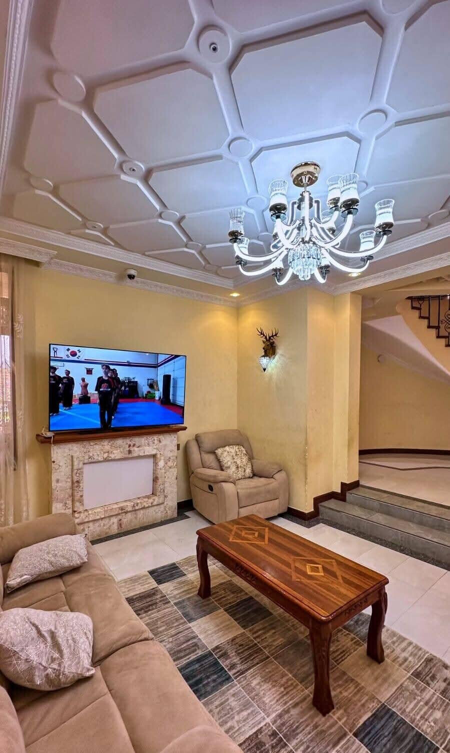 6BR Ultra-Contemporary Mansion with Gym & Home Office - Membley