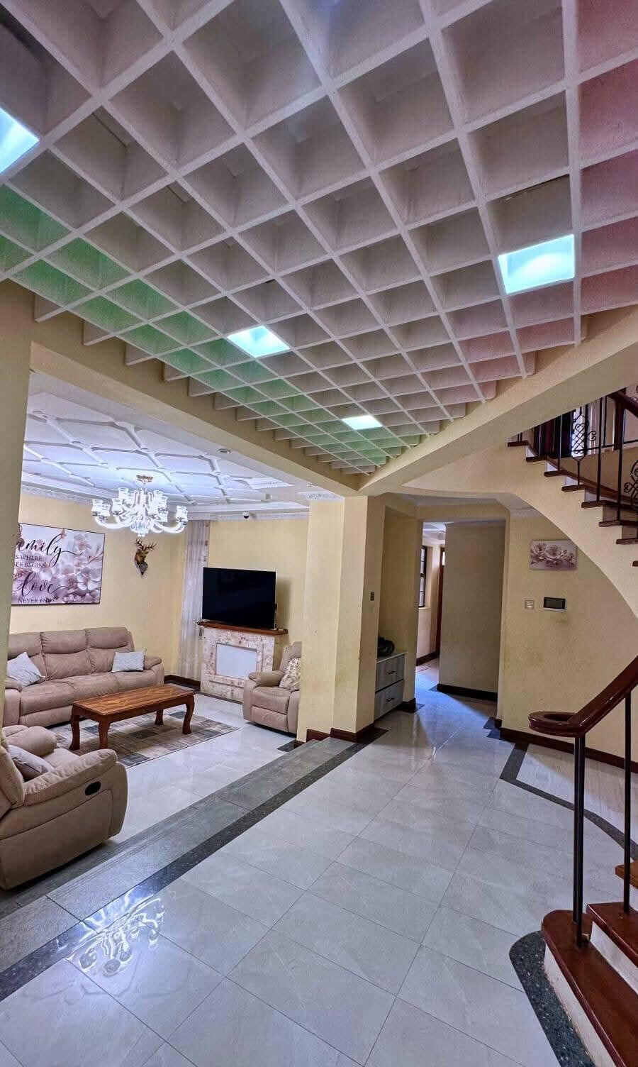 6BR Ultra-Contemporary Mansion with Gym & Home Office - Membley