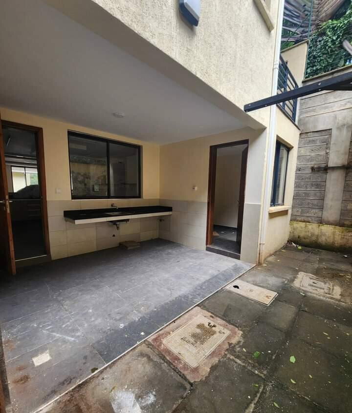 5-Ensuite Townhouse with Jacuzzi & Timber Ceilings - Lavington