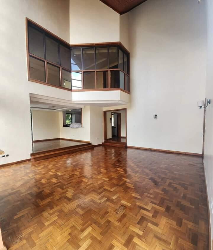 5-Ensuite Townhouse with Jacuzzi & Timber Ceilings - Lavington