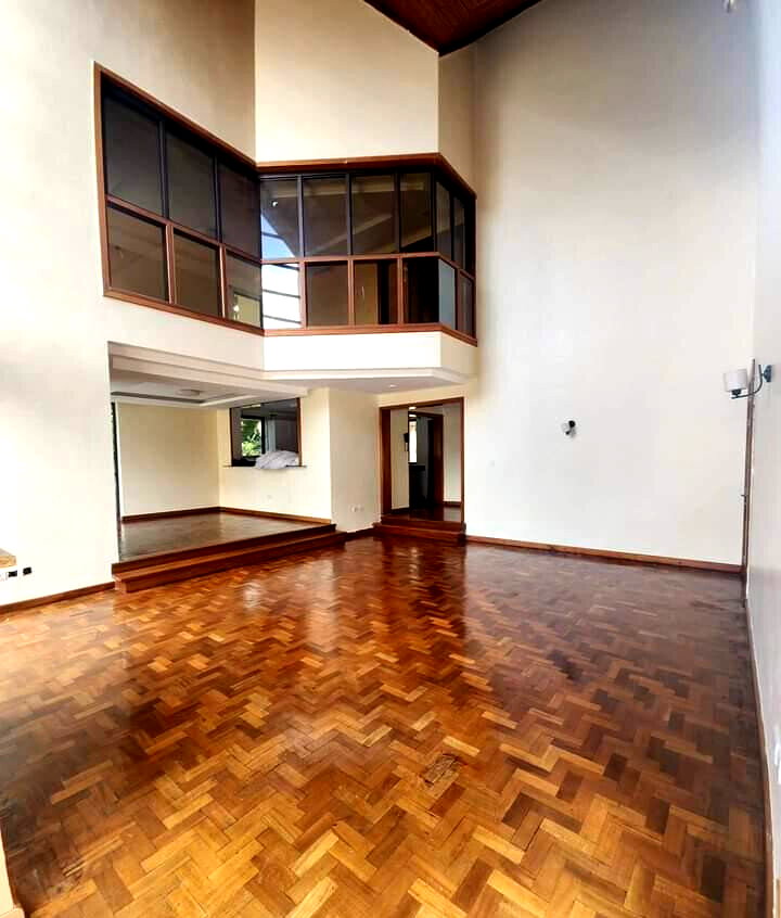 5-Ensuite Townhouse with Jacuzzi & Timber Ceilings - Lavington