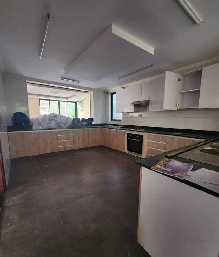 5-Ensuite Townhouse with Jacuzzi & Timber Ceilings - Lavington