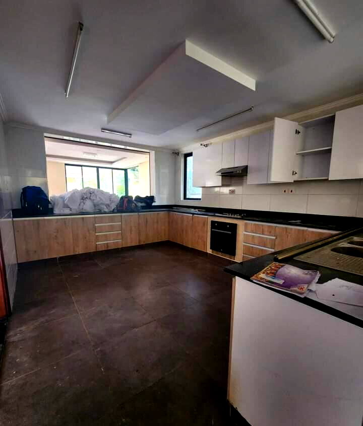 5-Ensuite Townhouse with Jacuzzi & Timber Ceilings - Lavington