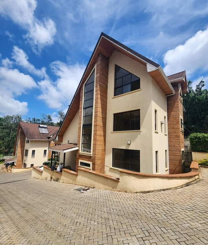 5-Ensuite Townhouse with Jacuzzi & Timber Ceilings - Lavington