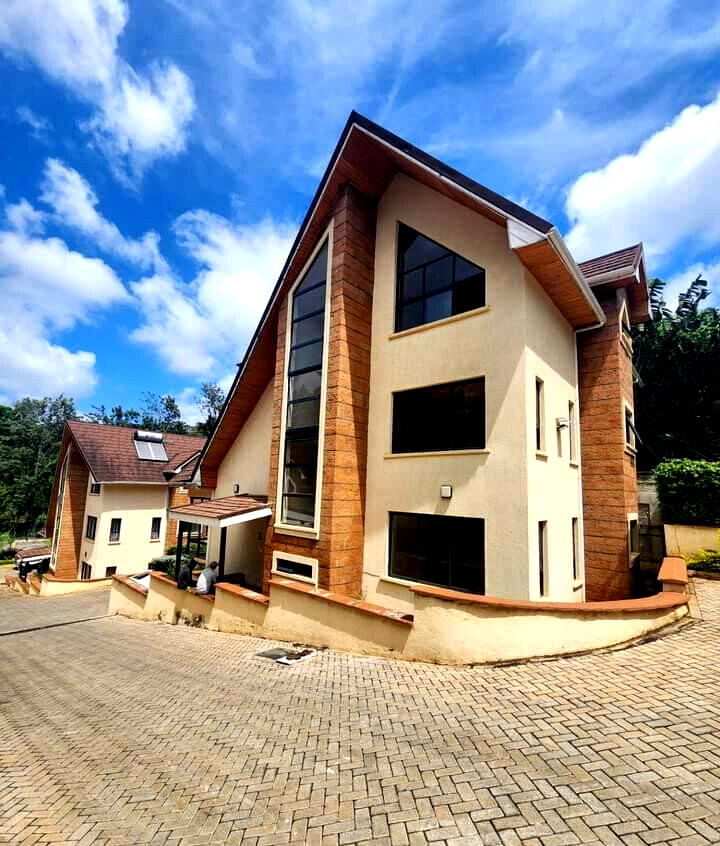 5-Ensuite Townhouse with Jacuzzi & Timber Ceilings - Lavington