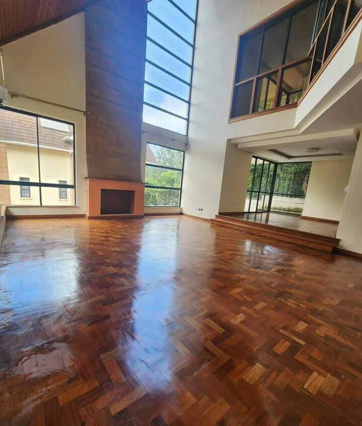 5-Ensuite Townhouse with Jacuzzi & Timber Ceilings - Lavington