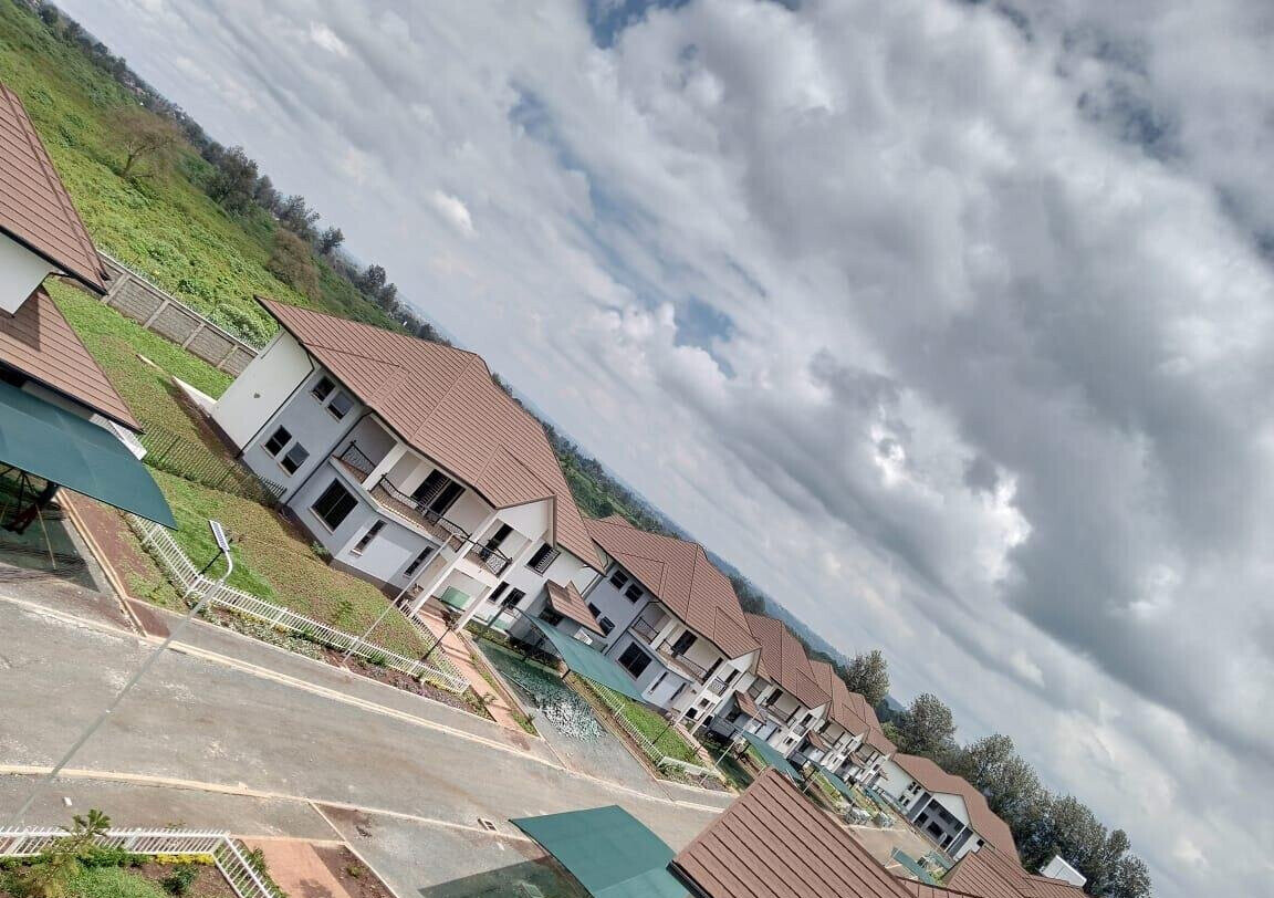 4BR All-Ensuite Townhouse with Fireplace & Private Garden - Runda