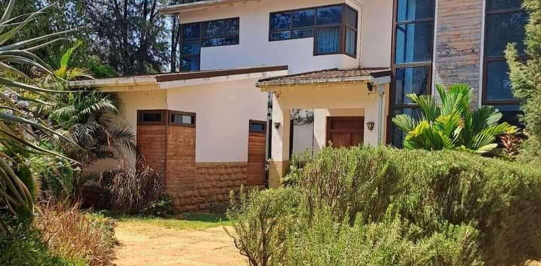 5-Bed Townhouse with Pool & Walk-In Closet – Karen Gated Community
