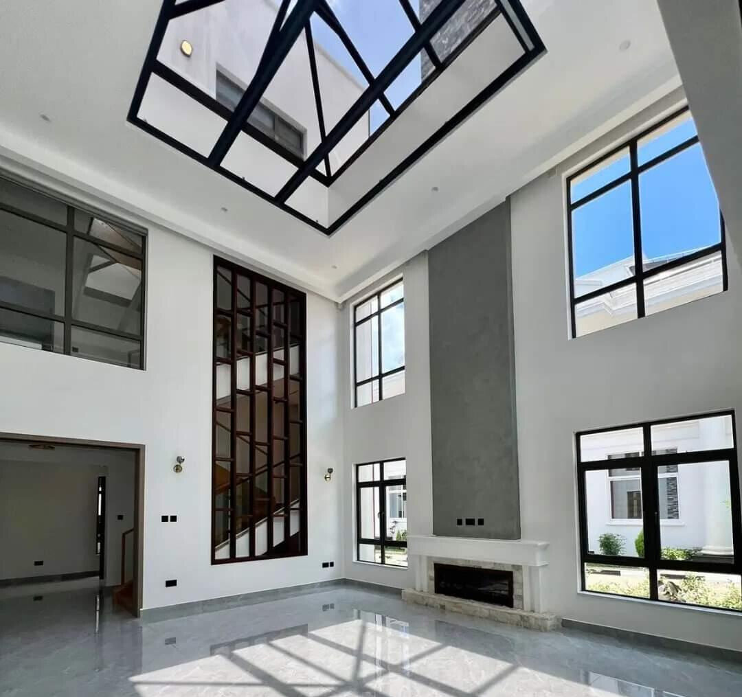 6-Bedroom Villa with Rooftop Jacuzzi & Private Garden - Lavington