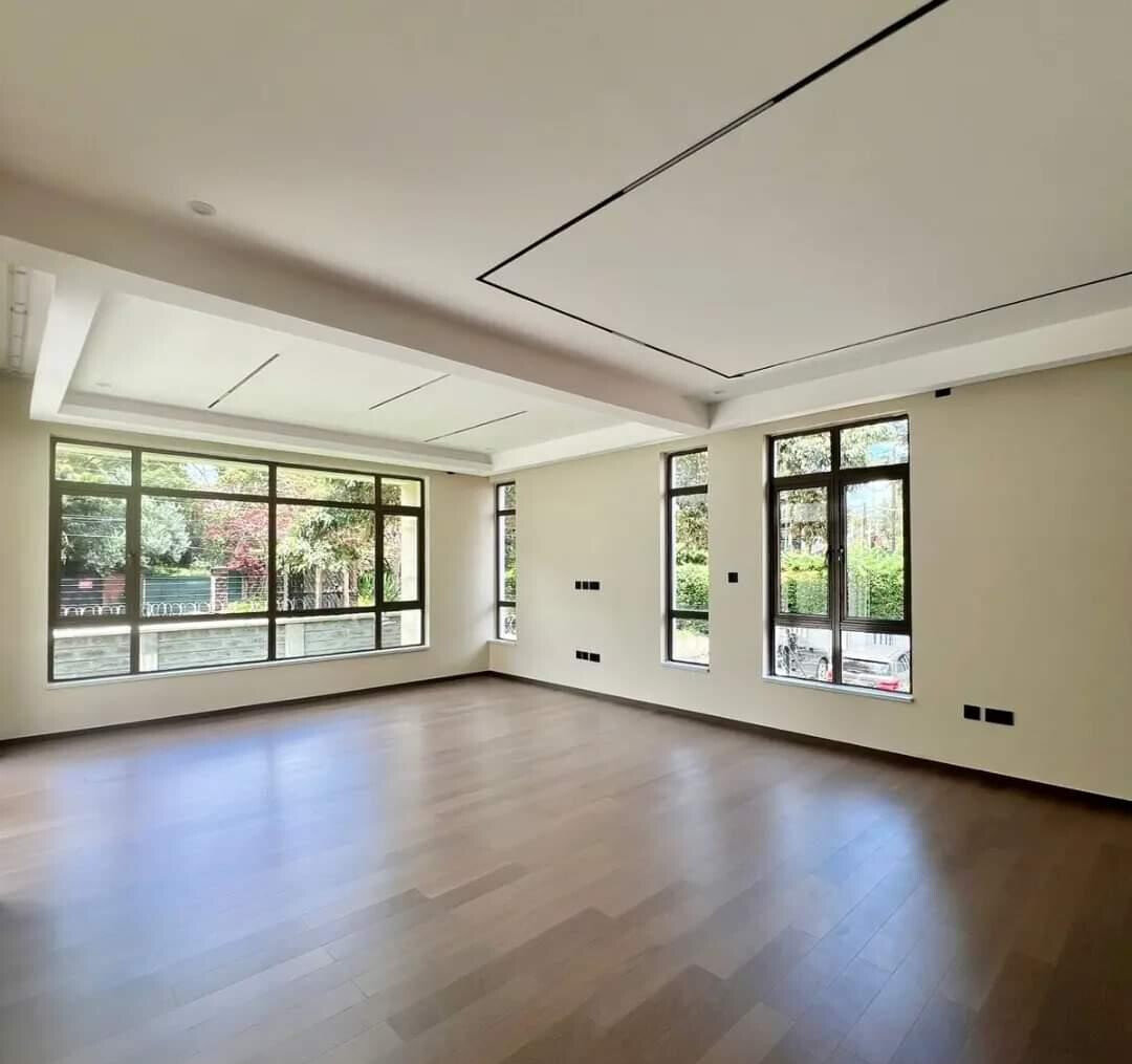 6-Bedroom Villa with Rooftop Jacuzzi & Private Garden - Lavington
