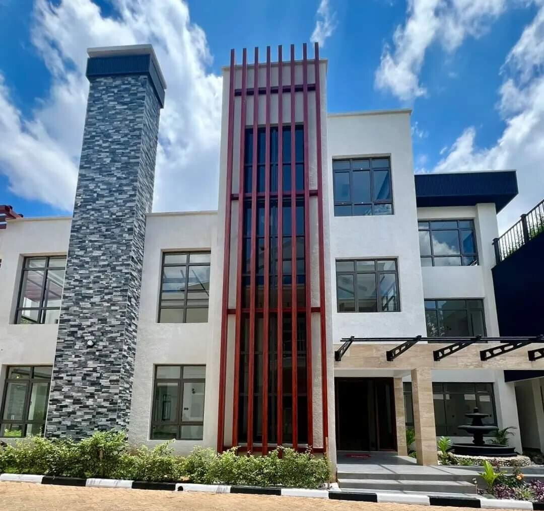 6-Bedroom Villa with Rooftop Jacuzzi & Private Garden - Lavington