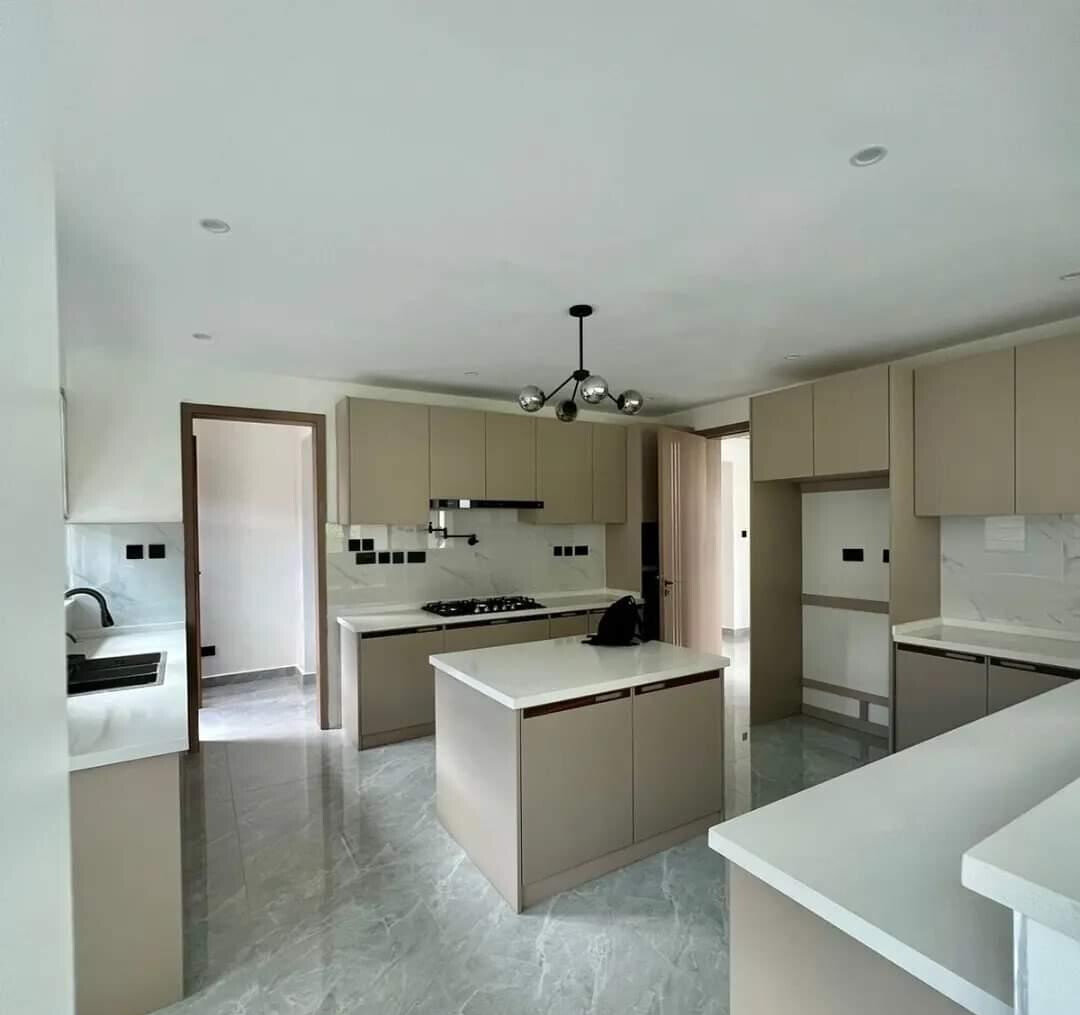 6-Bedroom Villa with Rooftop Jacuzzi & Private Garden - Lavington