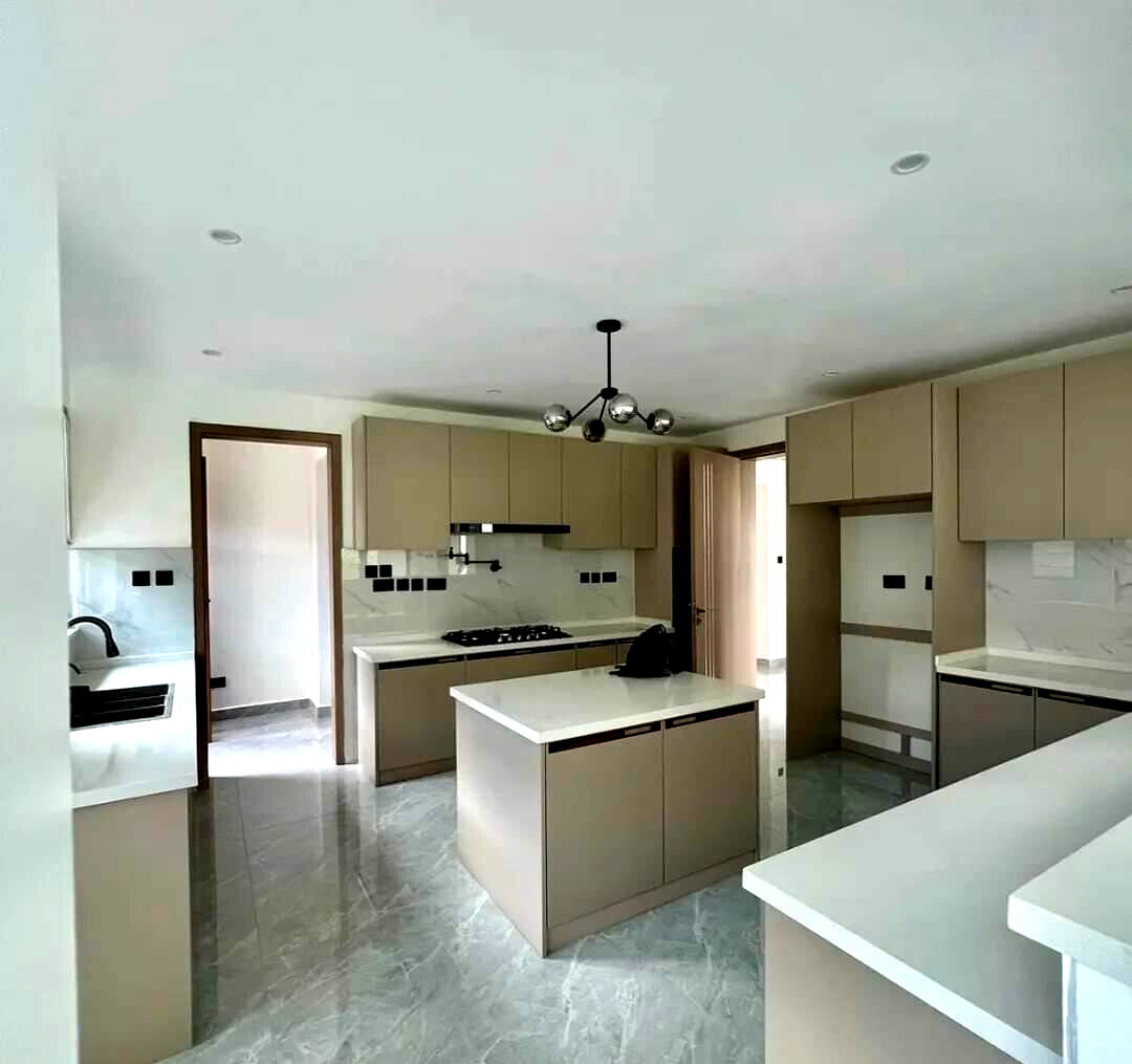 6-Bedroom Villa with Rooftop Jacuzzi & Private Garden - Lavington