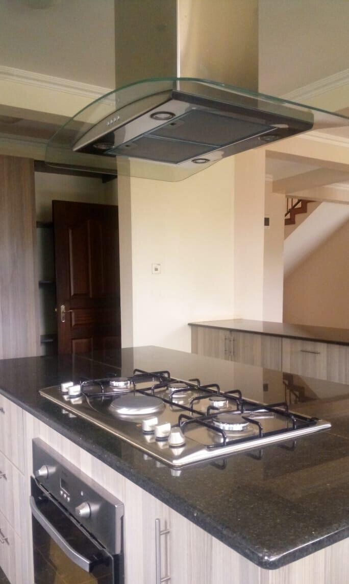 4BR All-Ensuite Townhouse with Guest Room & Fireplace - Rosslyn, Runda