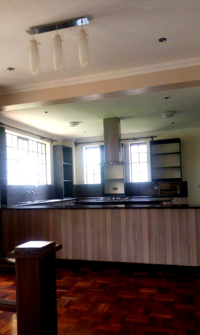 4BR All-Ensuite Townhouse with Guest Room & Fireplace - Rosslyn, Runda
