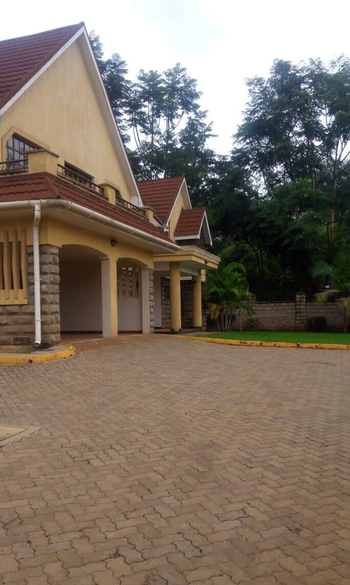 4BR All-Ensuite Townhouse with Guest Room & Fireplace - Rosslyn, Runda
