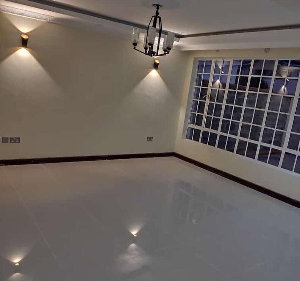 4BR All-Ensuite Townhouse with DSQ & Own Title - Kamakis