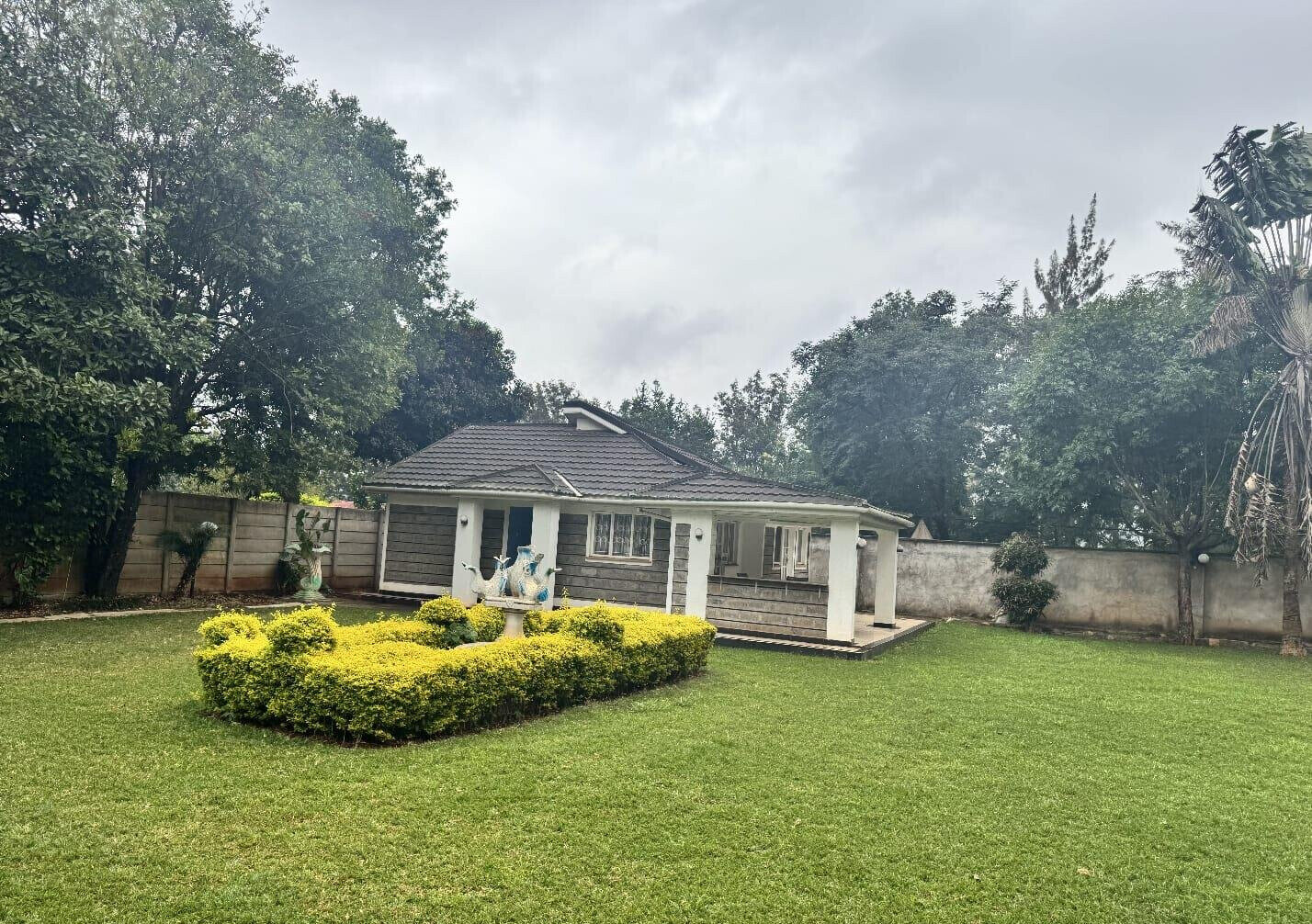5BR All-Ensuite Townhouse with DSQ & 2BR Guest Wing - Runda