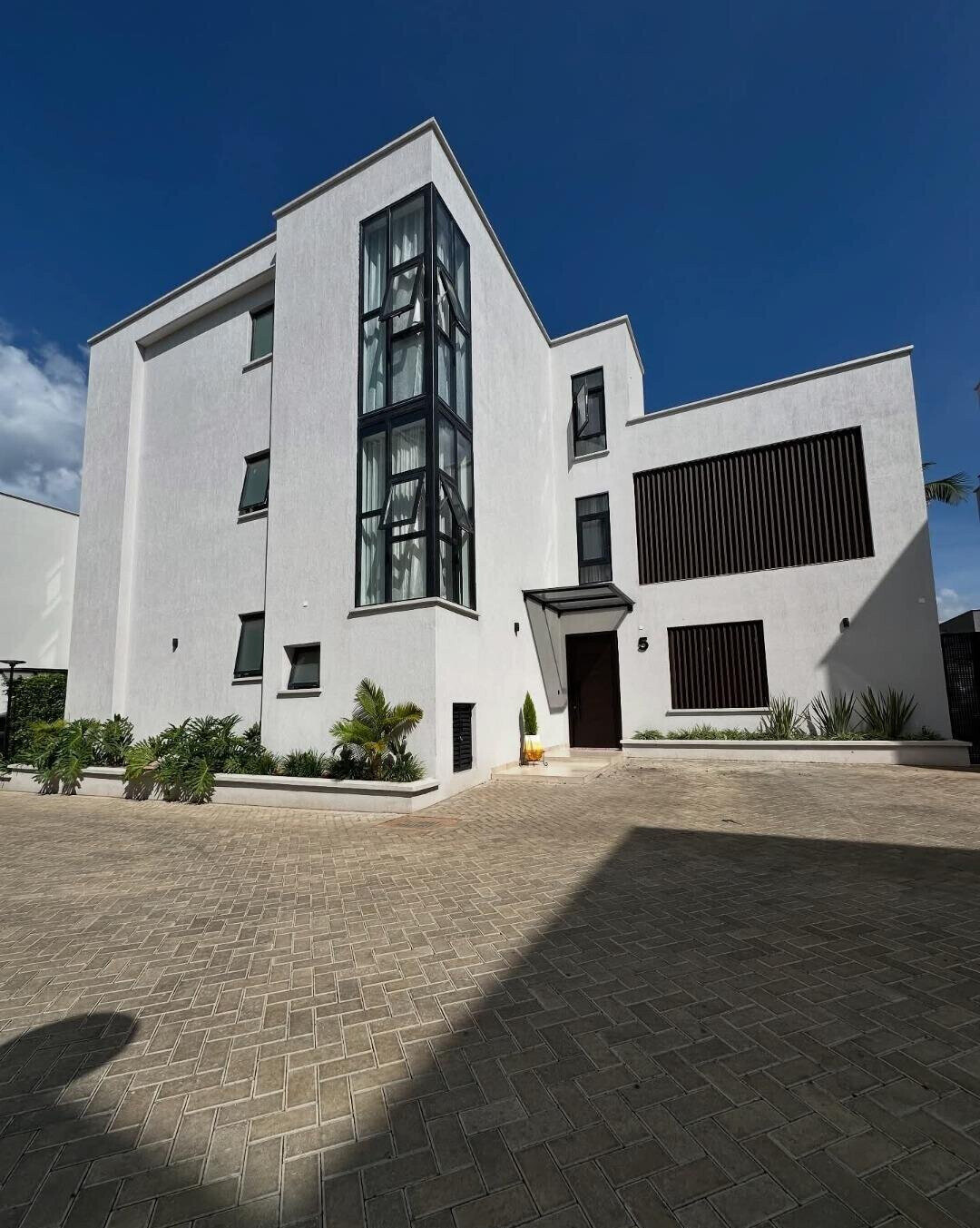 5-Ensuite Villa with Spice Kitchen & Solar Heating - Lavington