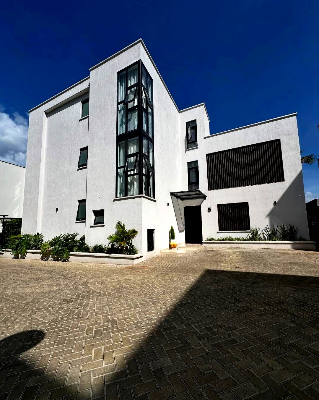 5-Ensuite Villa with Spice Kitchen & Solar Heating - Lavington