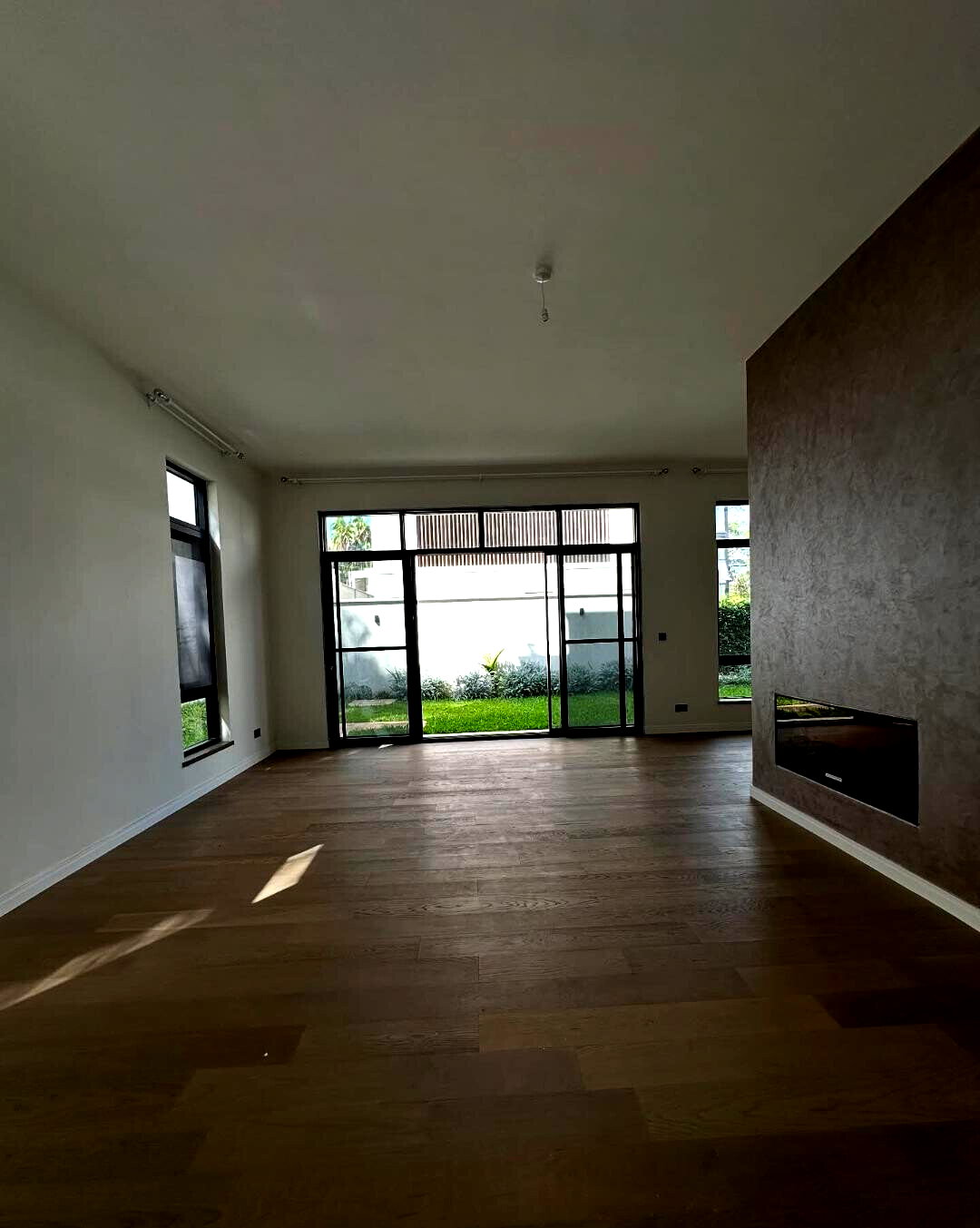 5-Ensuite Villa with Spice Kitchen & Solar Heating - Lavington
