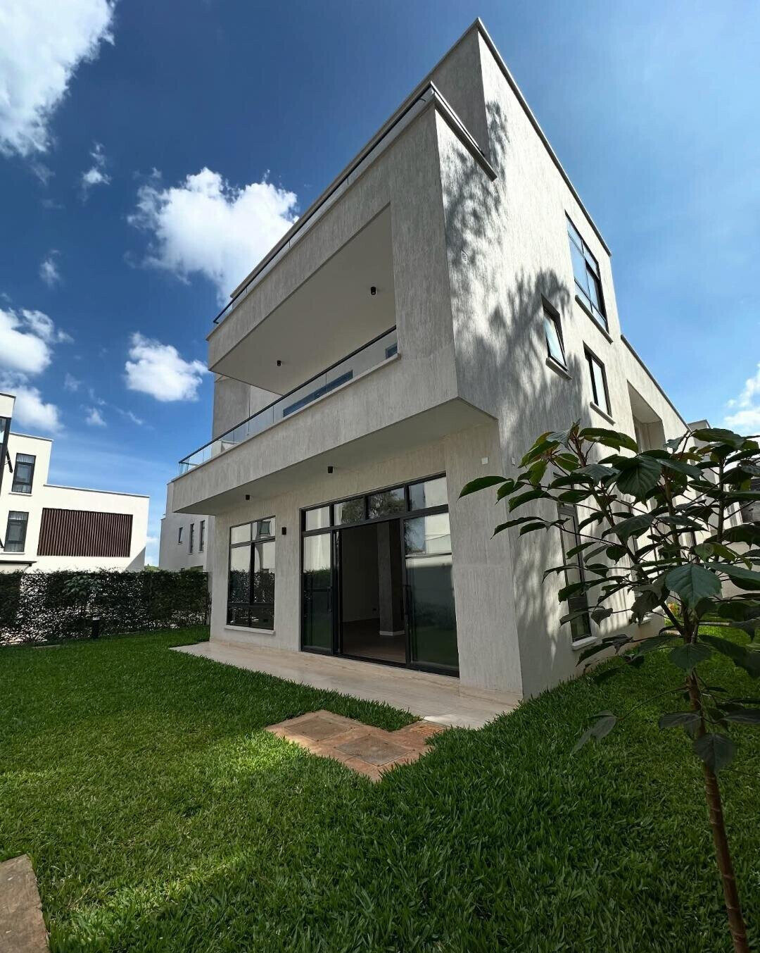 5-Ensuite Villa with Spice Kitchen & Solar Heating - Lavington