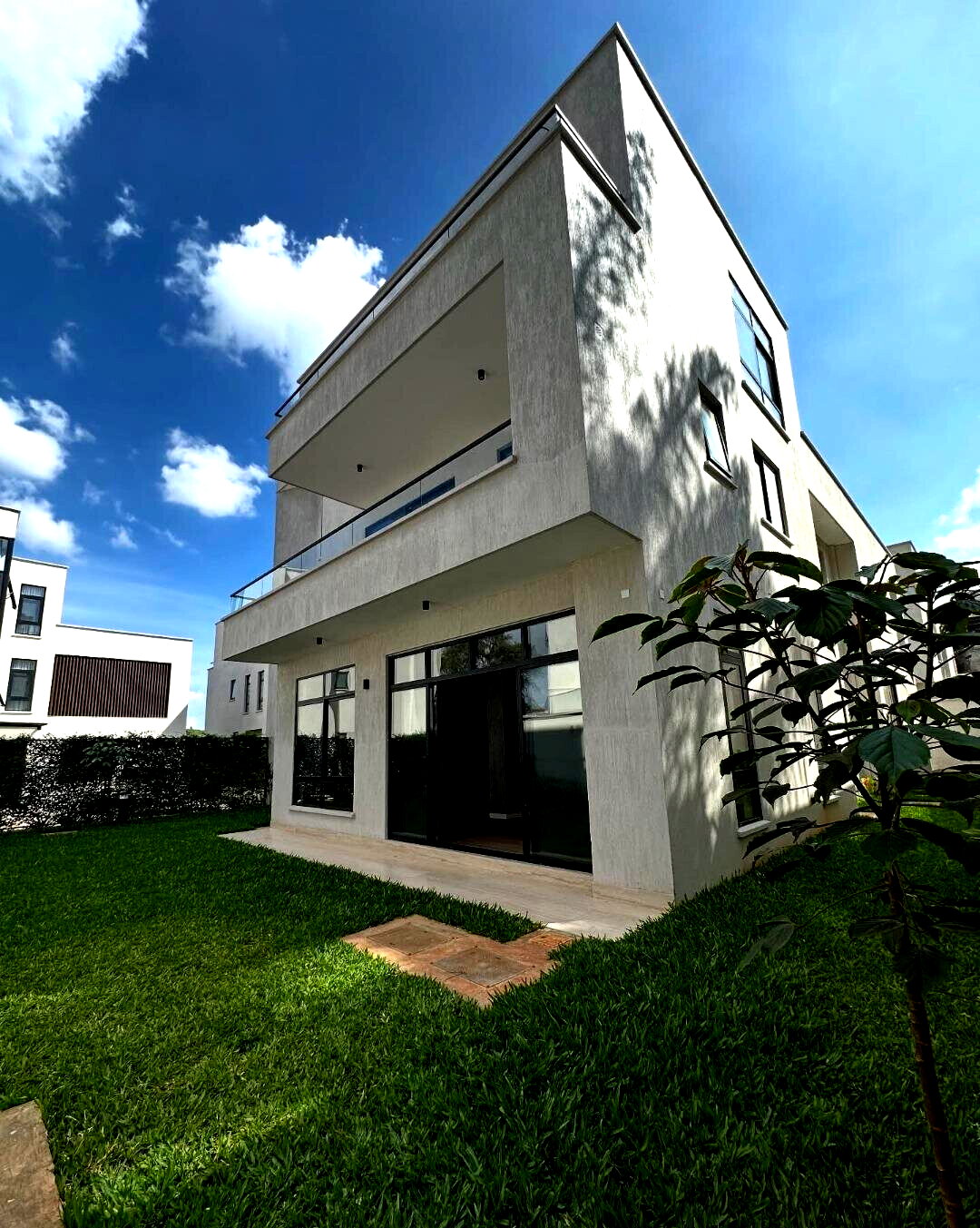 5-Ensuite Villa with Spice Kitchen & Solar Heating - Lavington