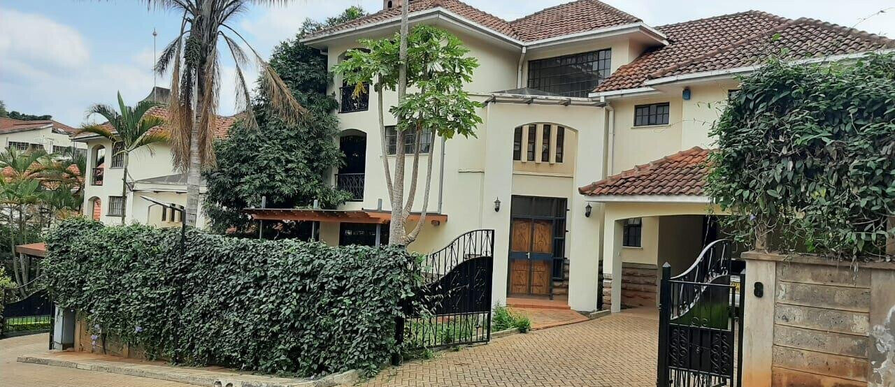 4-Ensuite Multi-Level Townhouse with Fireplace & Pool - Spring Valley