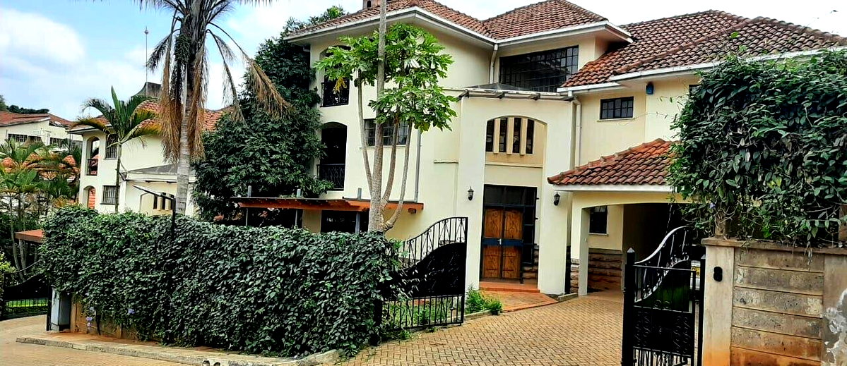 4-Ensuite Multi-Level Townhouse with Fireplace & Pool - Spring Valley