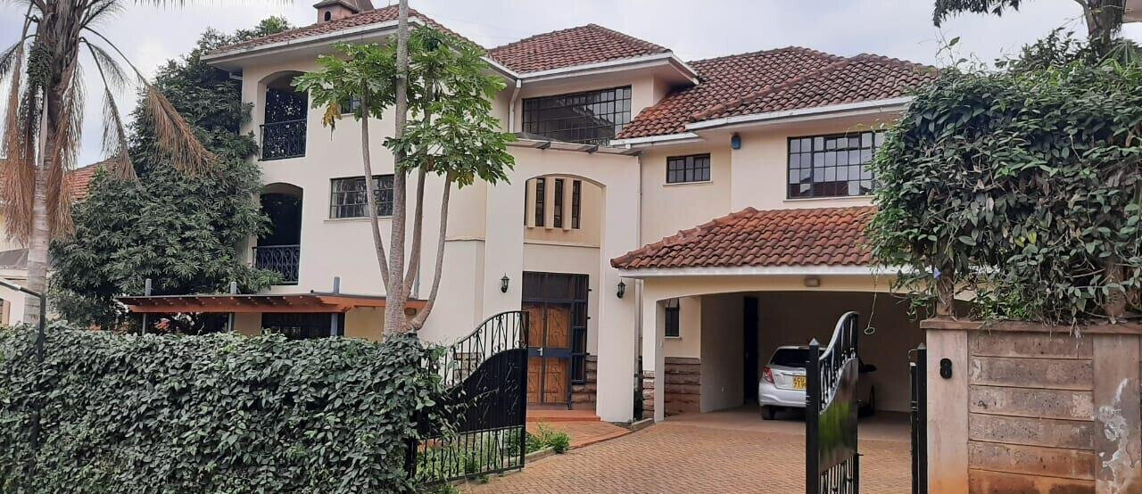 4-Ensuite Multi-Level Townhouse with Fireplace & Pool - Spring Valley
