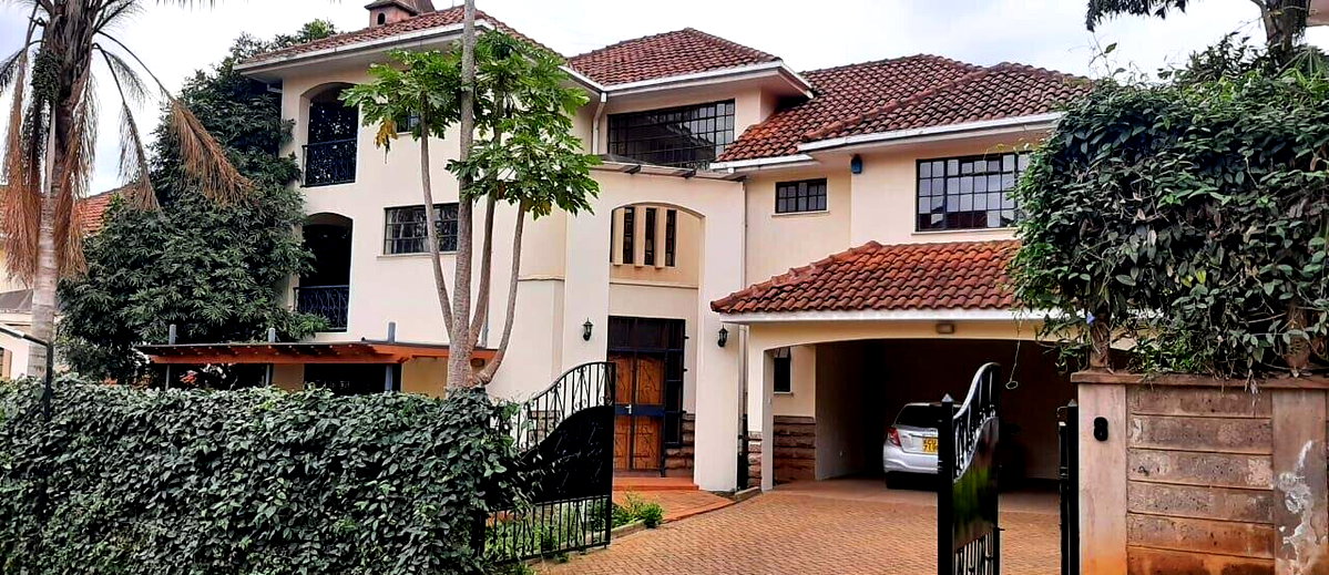 4-Ensuite Multi-Level Townhouse with Fireplace & Pool - Spring Valley