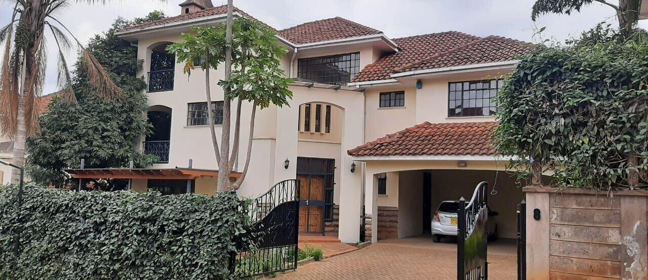 4-Ensuite Multi-Level Townhouse with Fireplace & Pool - Spring Valley