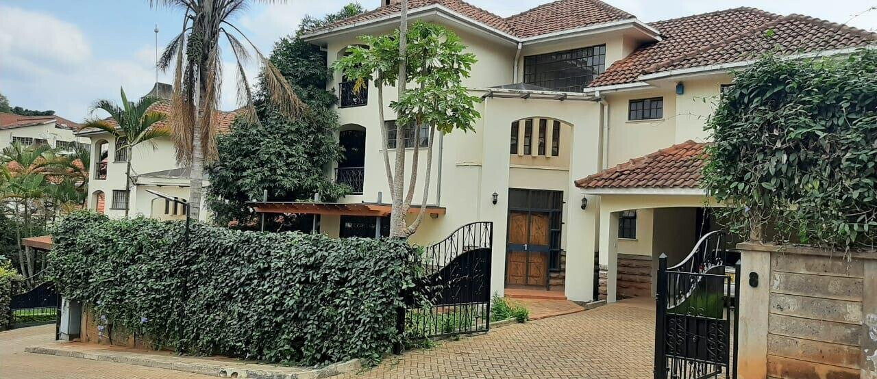 4-Ensuite Multi-Level Townhouse with Fireplace & Pool - Spring Valley