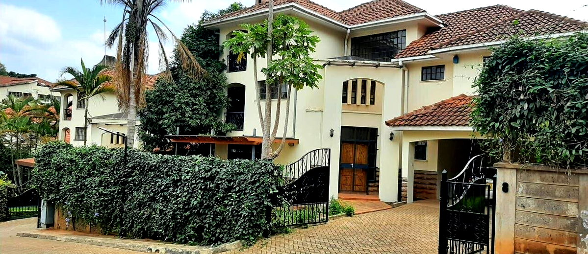 4-Ensuite Multi-Level Townhouse with Fireplace & Pool - Spring Valley