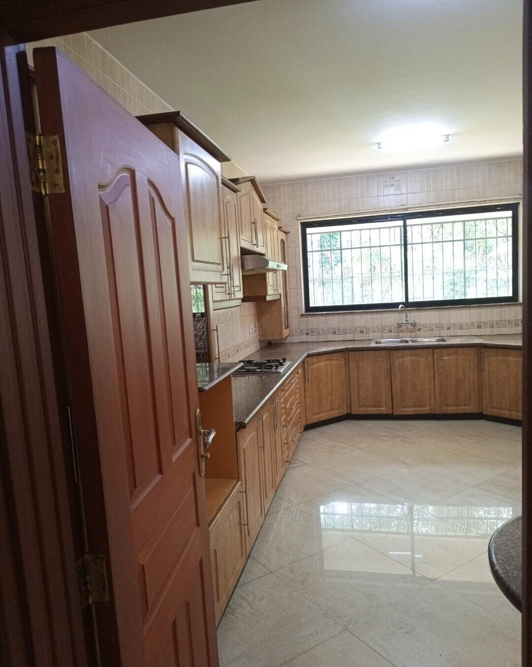 4-Ensuite Townhouse with DSQ & Back Garden - Spring Valley