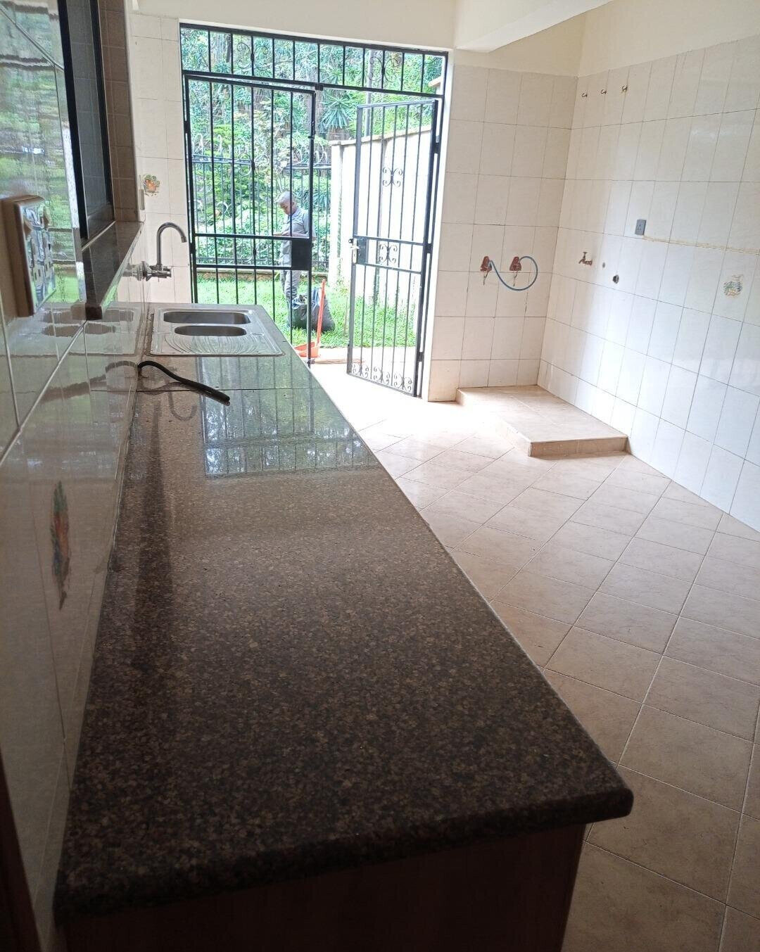 4-Ensuite Townhouse with DSQ & Back Garden - Spring Valley