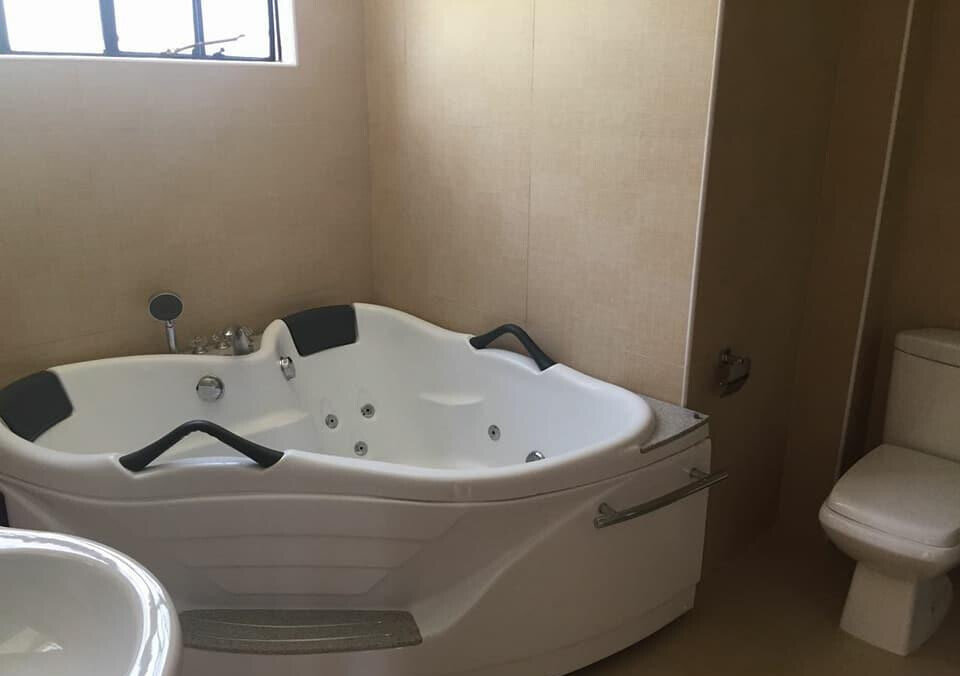 5-Bed Townhouse with DSQ & Jacuzzi - Lavington