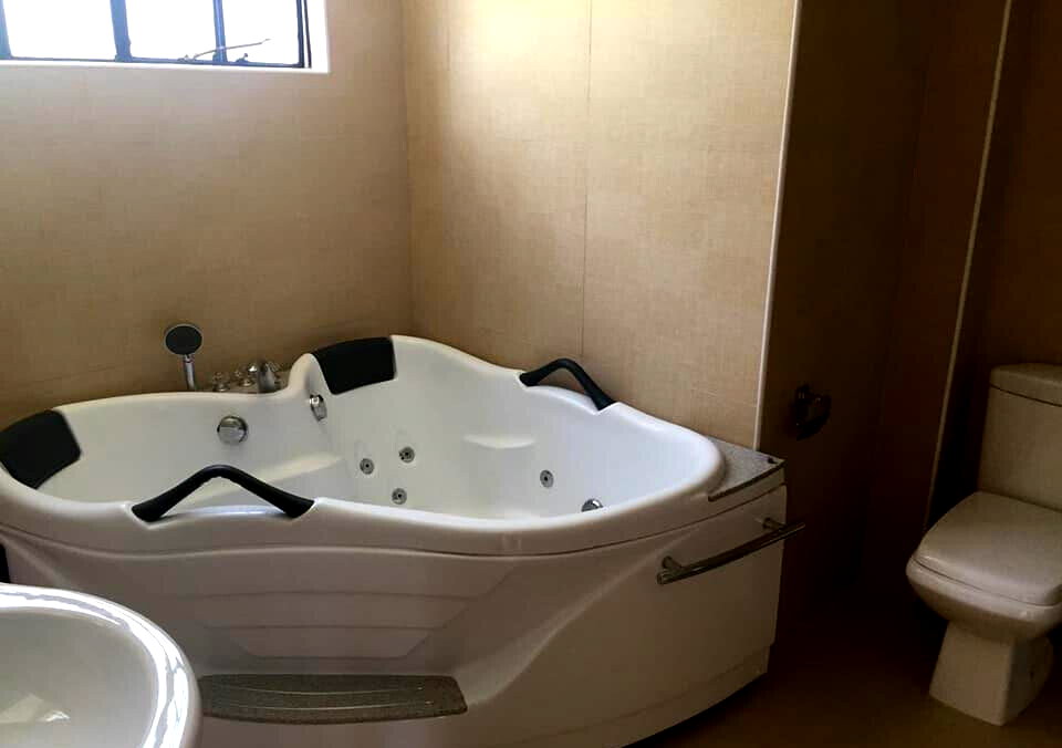 5-Bed Townhouse with DSQ & Jacuzzi - Lavington