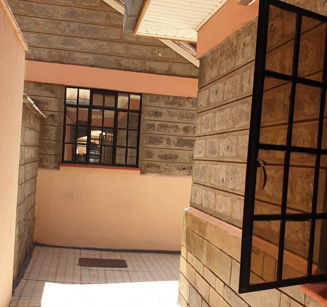 5BR Townhouse with DSQ & Pool Access - Lavington