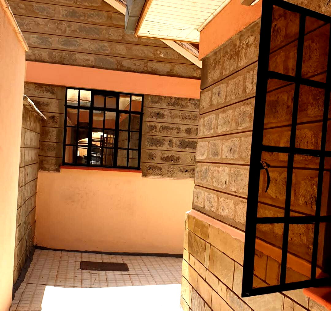 5BR Townhouse with DSQ & Pool Access - Lavington