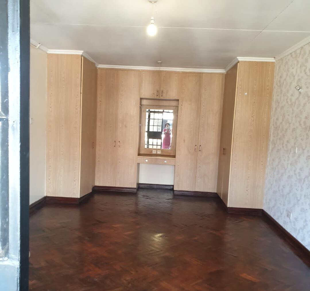 5BR Townhouse with DSQ & Pool Access - Lavington