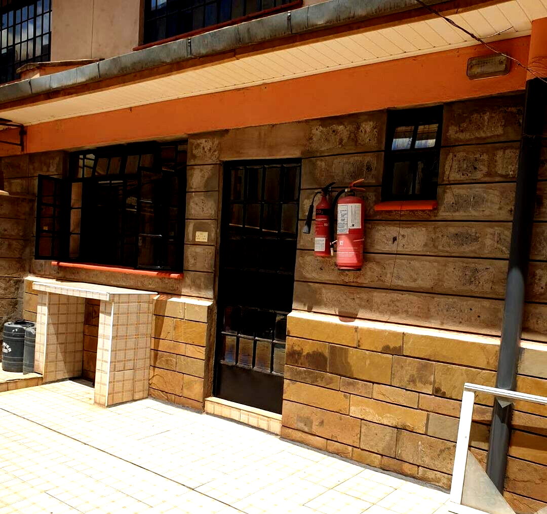 5BR Townhouse with DSQ & Pool Access - Lavington