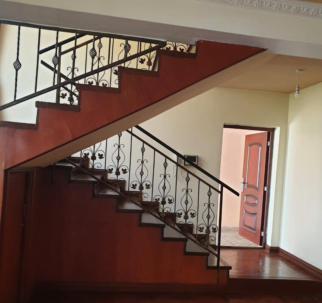 5BR Townhouse with DSQ & Pool Access - Lavington