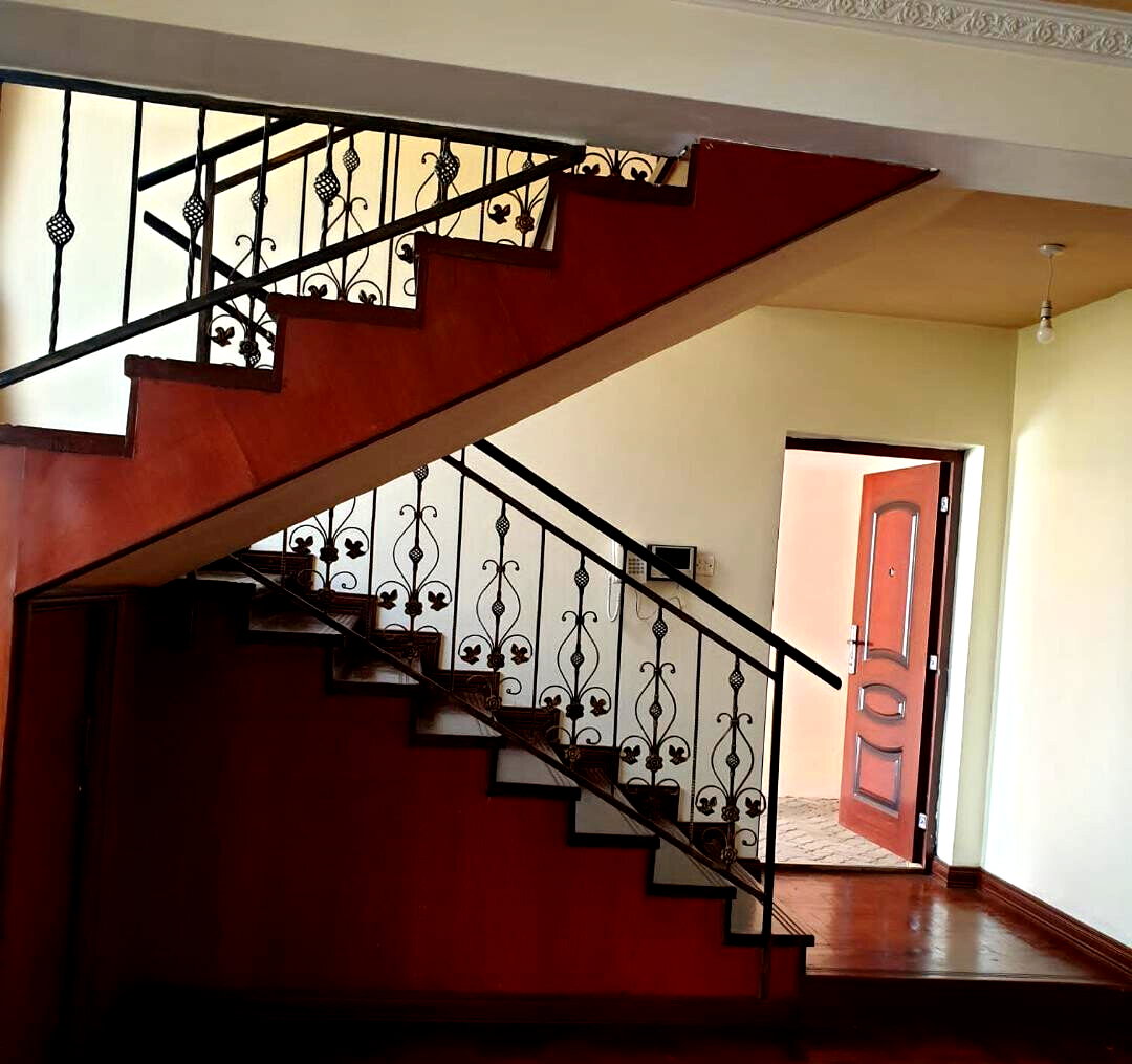 5BR Townhouse with DSQ & Pool Access - Lavington